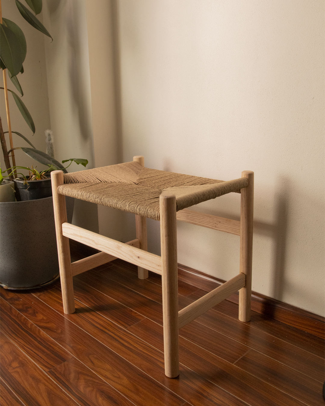 Banco de madera con asiento tejido en madera de encino